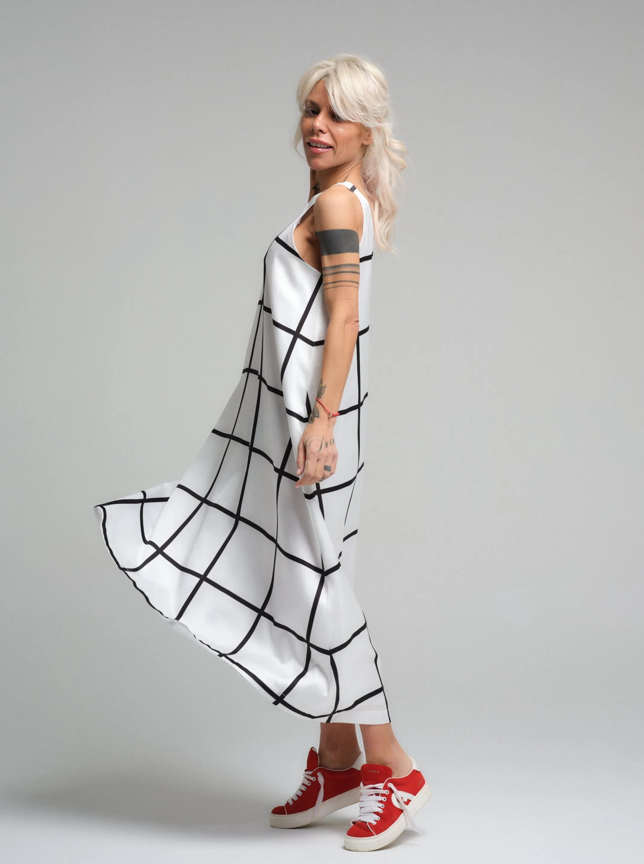 Graphic White Elegance Dress