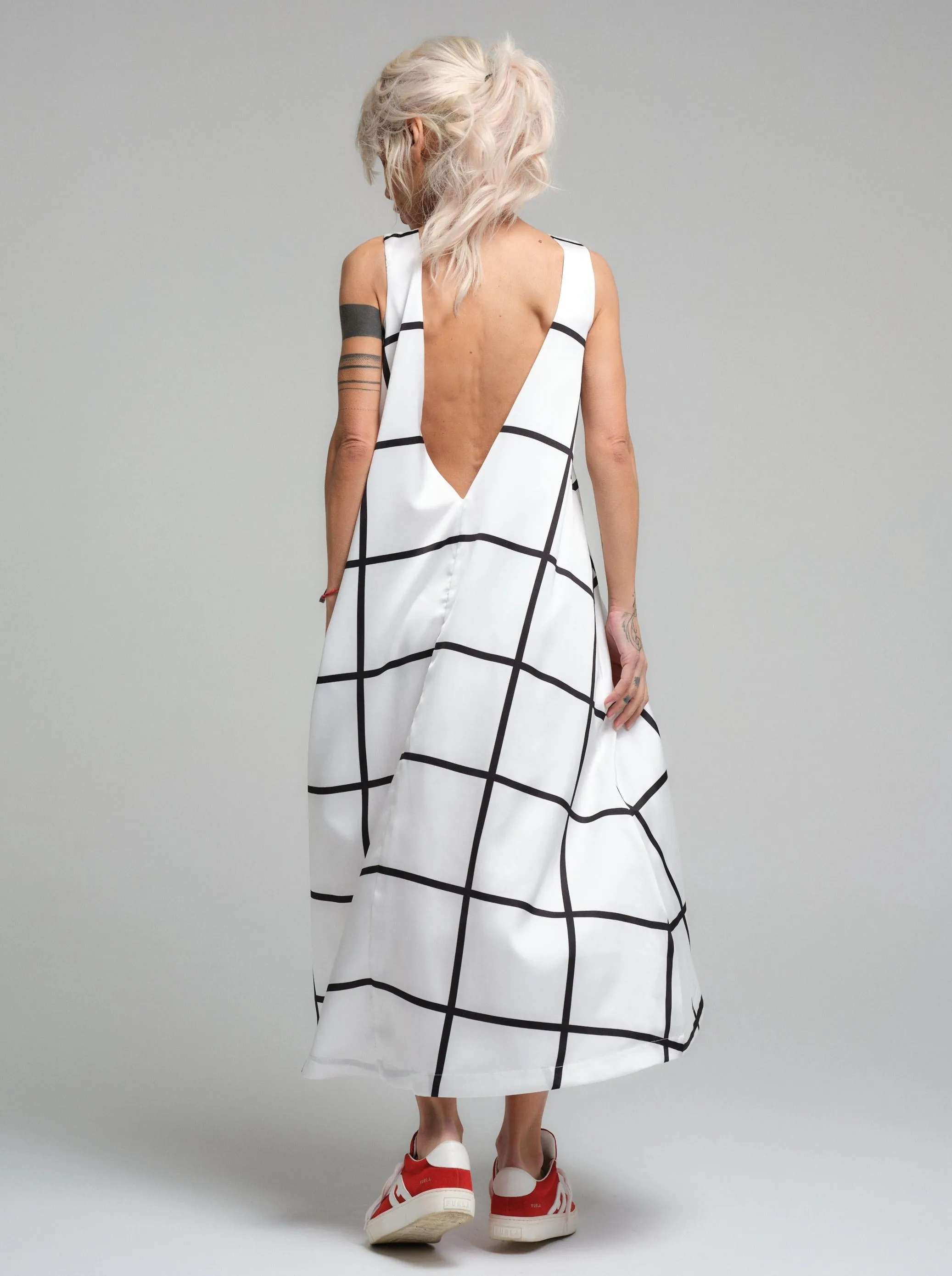 Graphic White Elegance Dress
